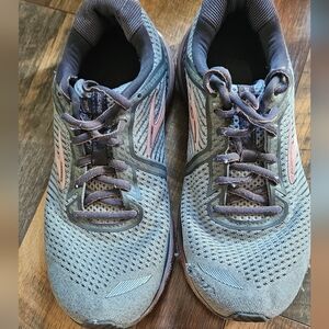Womens Brooks size 9.5